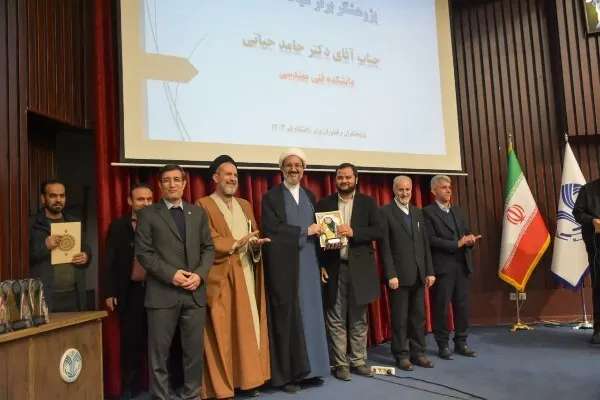 رئیس جهاد دانشگاهی قم پژوهشگر برتر شد