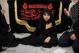طهورا دختر این خانواده هر روز به همراه پدر و مادرش عزاداری می‌کند