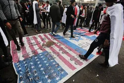 Irak: Demonstranten treten auf amerikanische und israelische Flagge + Video