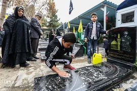 غبارروبی مزار شهدا در آخرین پنجشنبه سال ۱۳۹۷