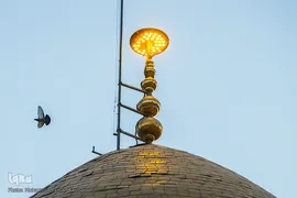 برافراشتن پرچم حرم امام حسین (ع) بر گنبد کربلای ایران