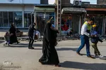 در واقع کلمه «خانه» در پسوند عبارت مادر خانه‌دار صرفا جنبه تزئینی دارد و او اوقات زیادی بیرون از خانه و مشغول رسیدگی به امور بچه ها و خانه و انجام وظایف مادر خانه دار است.