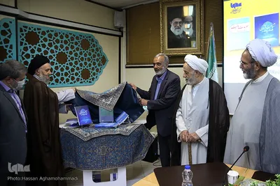 مراسم رونمایی ازسه کتاب جدید حجت الاسلام والمسلمین قرائتی، مفسر قرآن کریم در ایکنا