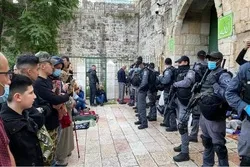 Askari wa utawala wa Israel wawahujumu waumini katika Swala ya Idul Fitr