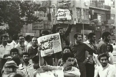 میدان فردوسی تهران پس از اعلام خبر آزادی خرمشهر. عکاس: عزیز الله نعیمی
