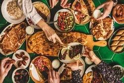 Wie ein muslimisches Paar das Ende eines Fastentags begeht