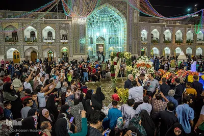 گل‌آرایی و چراغانی حرم رضوی در آستانه میلاد امام هشتم