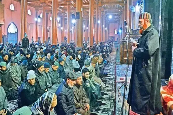 श्रीनगर मस्जिद में जुमे की नमाज अदा करने पर लगी रोक हटाई गई