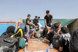 زائران و موکب‌داران در پایانه مرزی چذابه