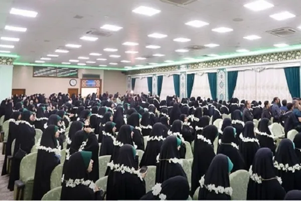 تنظيم حفل تخرج 130 حافظة إیرانیة لکل القرآن بجوار مرقد الإمام الحسین(ع) + صور 