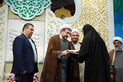 رونمایی از تقریظ رهبری بر کتاب «آن مرد با باران می‌آید»
