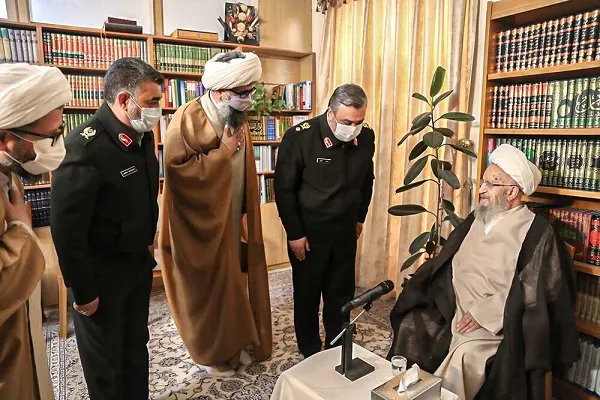 آیت‌الله مکارم شیرازی: فضای مجازی پایگاه شیطان شده است