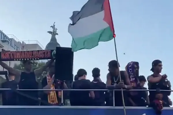 Barcelona: Lamine Yamal ondea la bandera palestina en la celebración del título
