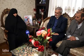 دیدار جمعی از پیشکسوتان و اساتید جامعه قرآنی با خانواده شهید حسین معزغلامی، از شهدای قرآنی مدافع حرم