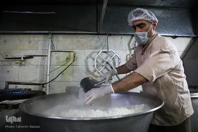 طبخ غذای متبرک رضوی برای بیمارستان فیروزگر