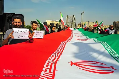 زنجیره انسانی در محکومیت تهدیدات حمله به پل‌ها و نیروگاه‌ها در اهواز