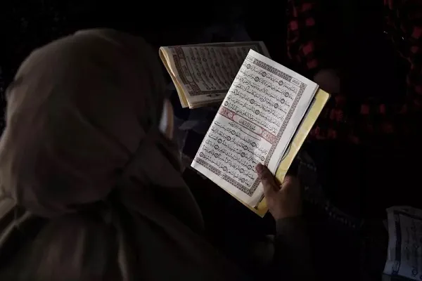 Gadis Palestin di kem Rafah, bersama Al-Quran + klip dan gambar