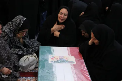 آیین وداع و تشییع پیکر مطهر ٨ شهید جنگ رمضان در شیراز
