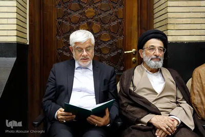 عبدالواحد موسوی لاری و محمدرضا عارف در مراسم ترحیم عباس دوزدوزانی