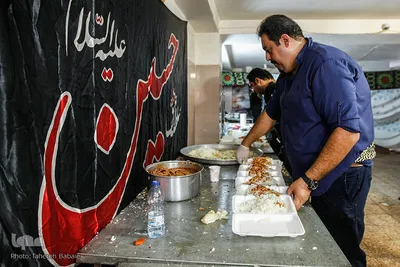 پخت و توزیع غذای نذری در روز اربعین حسینی
