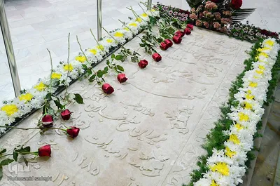 آیین گلباران و شعرخوانی در مزار شهریار ملک سخن‎‎