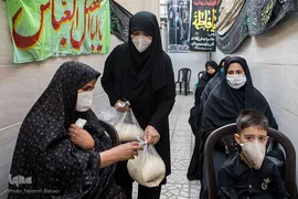 عزاداران در ادای نذورات خود سعی کردند به صورت بسته‌های خشک و با رعایت پروتکل‌های بهداشتی از میهمانان خود پذیرایی کنند
