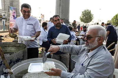 توزیع بسته‌های غذایی طرح «ضیافت علوی» در اهواز 