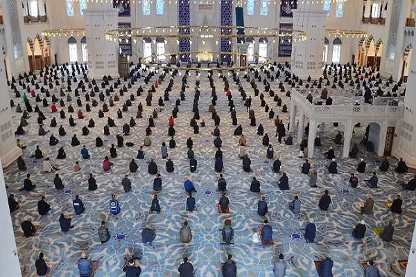 Ezanın başka bir dille okunması caiz değildir