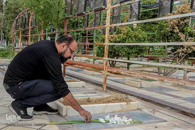 گلباران مزار مطهر شهدا توسط خبرنگاران شیرازی