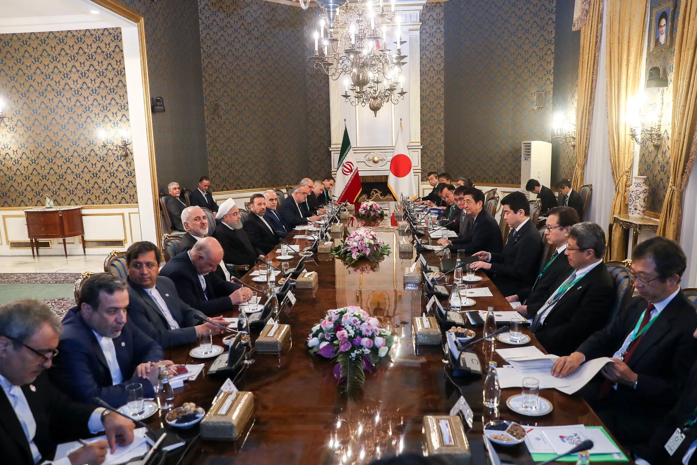 روحانی: جنگ با یک ملت حتماً محکوم به شکست است/ آبه شینزو: ایران نقش بزرگی برای تحقق صلح و ثبات در منطقه ایفا می‌کند