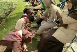 ইন্দোনেশিয়ার স্কুলে মায়েদের দুই পা পানি দিয়ে ধুয়ে-মুছে সম্মান জানাল সন্তানেরা