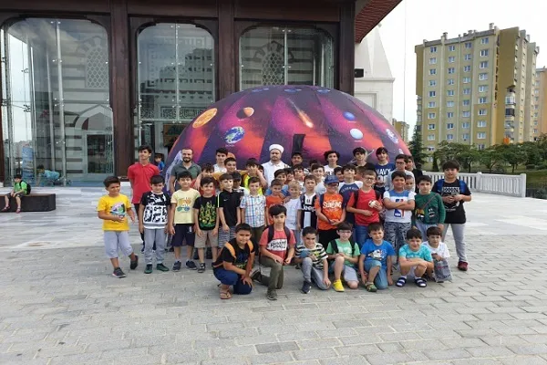 Görev yaptığı camiyi yaşam alanına çevirdi