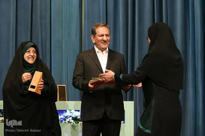  اسحاق جهانگیری، معاون اول رئیس جمهور و معصومه ابتکار، معاون رئیس جمهور در امور زنان و خانواده در آیین اختتامیه دومین جشنواره زن و علم