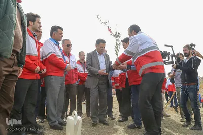 کاشت نهال صلح در بوستان طبیعت پردیسان توسط اعضای هلال احمر