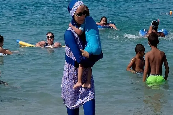 Fransa'da İslami mayo yasağını protesto eden kadınlara para cezası