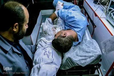 وداع پدر مجروح حادثه تروریستی حرم شاهچراغ با پیکر فرزند شهید خود که در این حادثه جان خود را از دست داد در فرودگاه شهید دستغیب شیراز