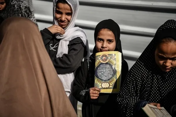 Refah mülteci kamplarındaki Filistinli çocuklar Kur'an okumayı ihmal etmiyor