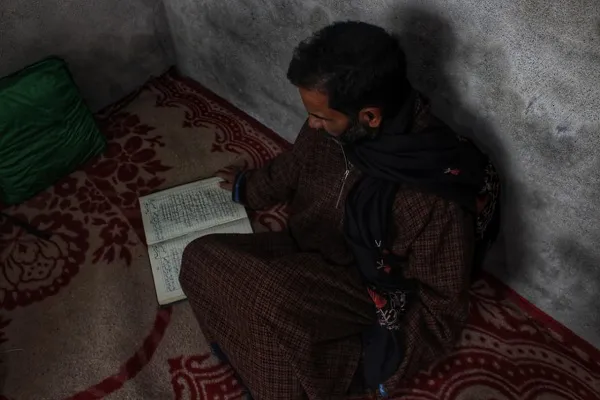 د کشمیر غلام محمدبټ،د استقامت شاعر یا مدهوش لیونی
