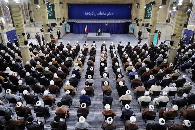 رفتار پدرانه با همه، سلوک مردمی، مقابله با شبهات و تبیین مبانی انقلاب به ویژه عدالت