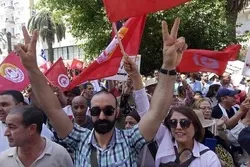 Demonstranten protestieren in tunesiens Hauptstadt gegen das Konstitutionsreferendum