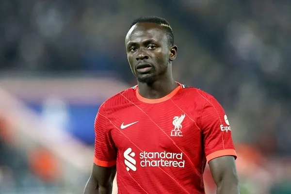 Bayern Münih'in yıldızı Sadio Mane takım uçağında Kur'an-ı Kerim okudu