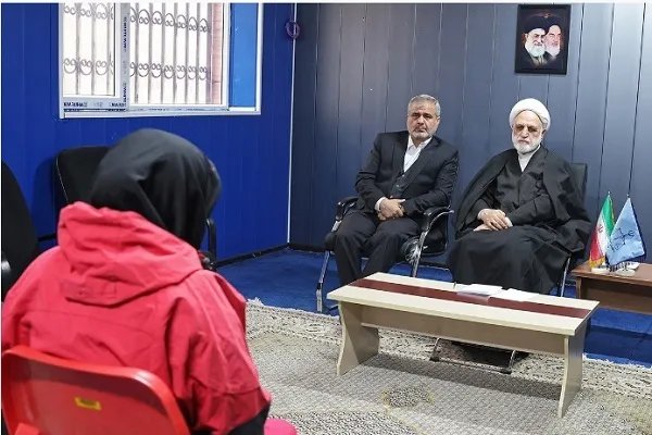 براساس بخشنامه سازمان زندان‌ها الزام زنان به استفاده از چادر ممنوع است