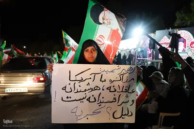 یک تکه مقوا، یک دنیا حرف؛ پلاکاردها زبان گویای میدان