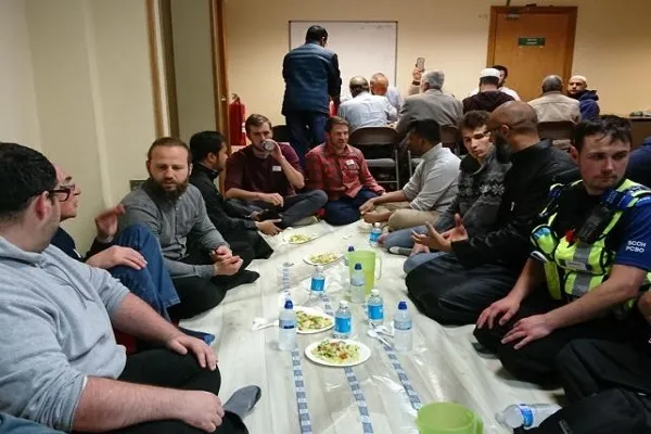 Uels məscidləri Ramazan ayında ictimaiyyətə kömək etməyi planlaşdırır