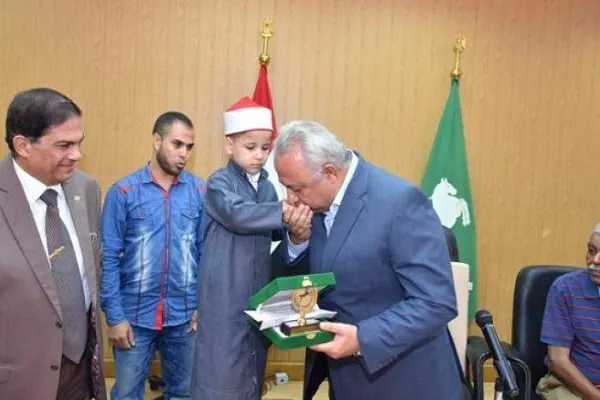 An Karrama Wani Yaro Mai Shekaru Uku Da Ya Hardace Kur'ani A Masar