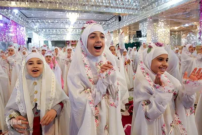 آیین جشن تکلیف جمعی از دختران دانش‌آموز شیرازی در آستان مطهر حضرت شاهچراغ (ع)