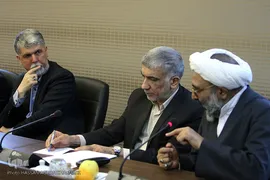 حجت الاسلام محمد عبداللهیان، عبدالهادی فقهی‌زاده و سید عباس صالحی درنشست شورای سیاست‌گذاری پانزدهمین دوره همایش بانوان قرآن‌پژوه