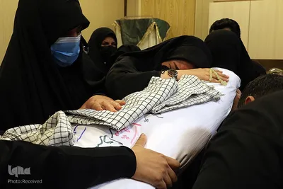 وداع خانواده سردار شهید عبدالله اسکندری با پیکر مطهر سیدالشهداء مدافعین‌حرم استان فارس