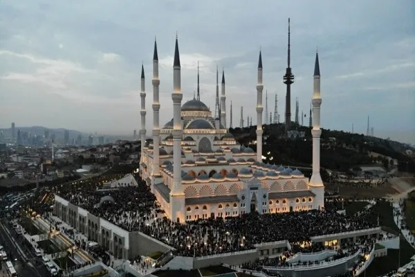 Büyük Çamlıca Camii’nde tarihi kalabalık