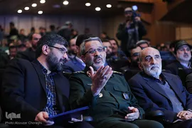 حسین شریعتمداری، مدیر مسئول روزنامه کیهان و سردار غلام‌حسین غیب‌پرور، رئیس سازمان بسیج مستضعفین در اختتامیه چهارمین جشنواره رسانه‌ای ابوذر